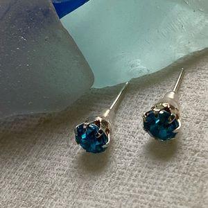 🎈Sale 🎈2 for $10 NWOT December birthstone bright light blue post earrings